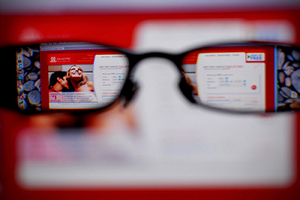 Viewing a computer screen through eye glasses